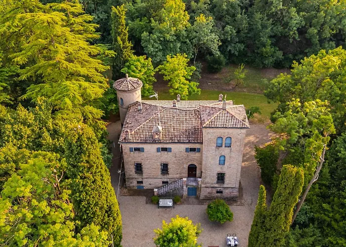 Villa Rocchetta Cionini - A Castle Overlooking The Motor Valley Montebaranzone
