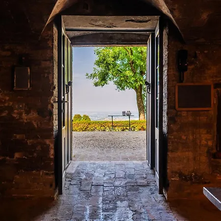 Rocchetta Cionini - A Castle Overlooking The Motor Valley Vila