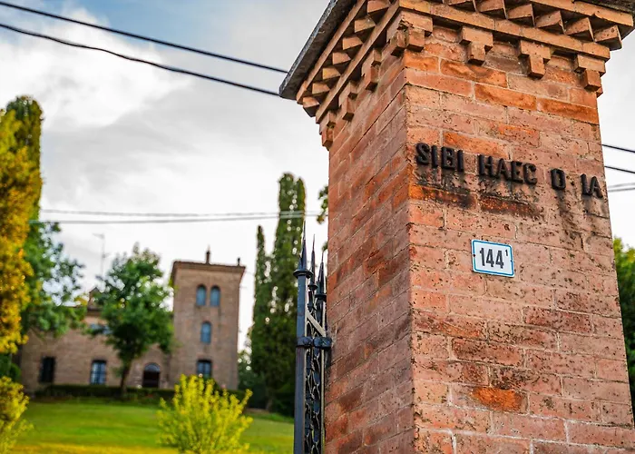 Βίλα Rocchetta Cionini - A Castle Overlooking The Motor Valley *